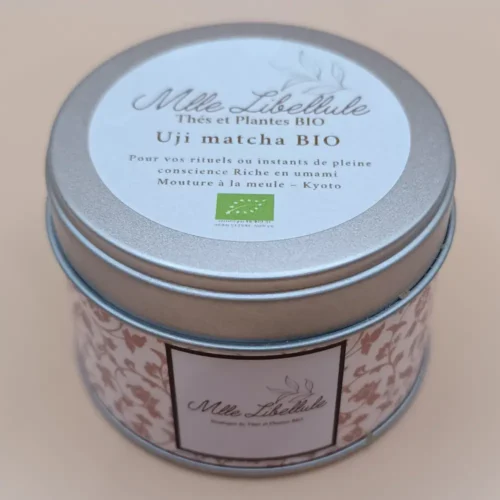 Boîte à matcha contenant du matcha Uji BIO